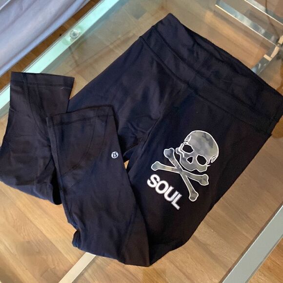 Lululemon Capri workout leggings, SoulCycle, size 4, skull - Picture 3 of 10